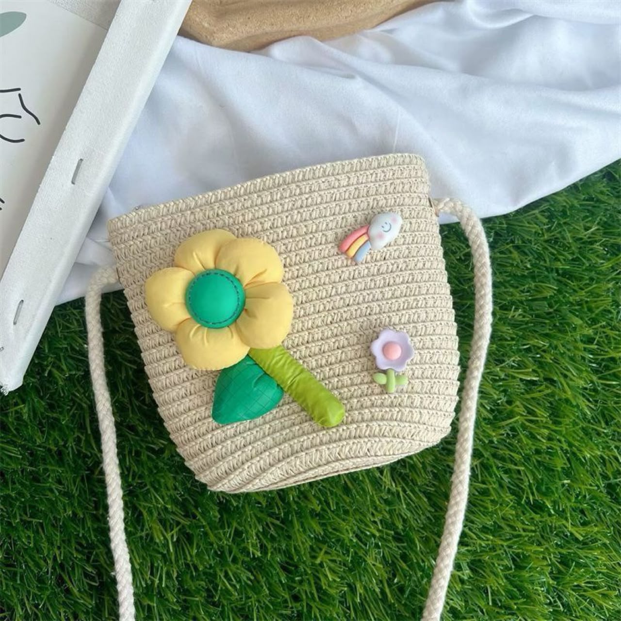 Kids Straw Crossbody – Flower and Charm, 2–5 Yrs